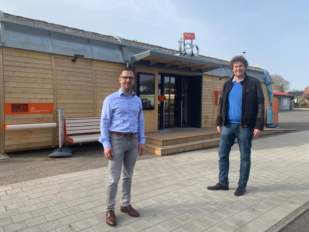 Markus Kern (Li) und Christoph Engel vor dem Teo in Steinau a.d.Str.