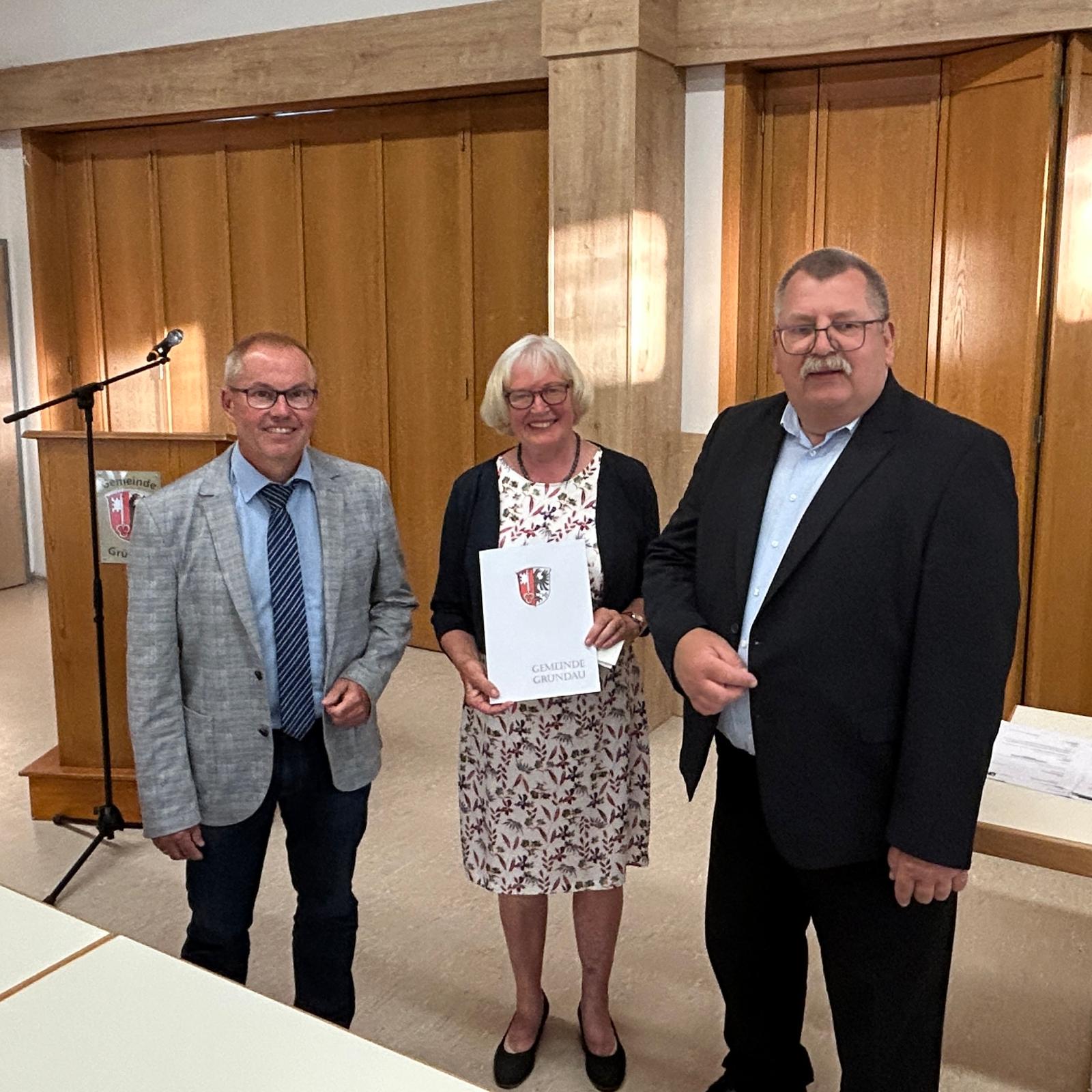 Die frisch vereidigte Ursula Neumann in der Mitte, Brgermeister Gerald Helfrich links und Vorsitzender der Gemeindevertretung Axel Fetzberger rechts.